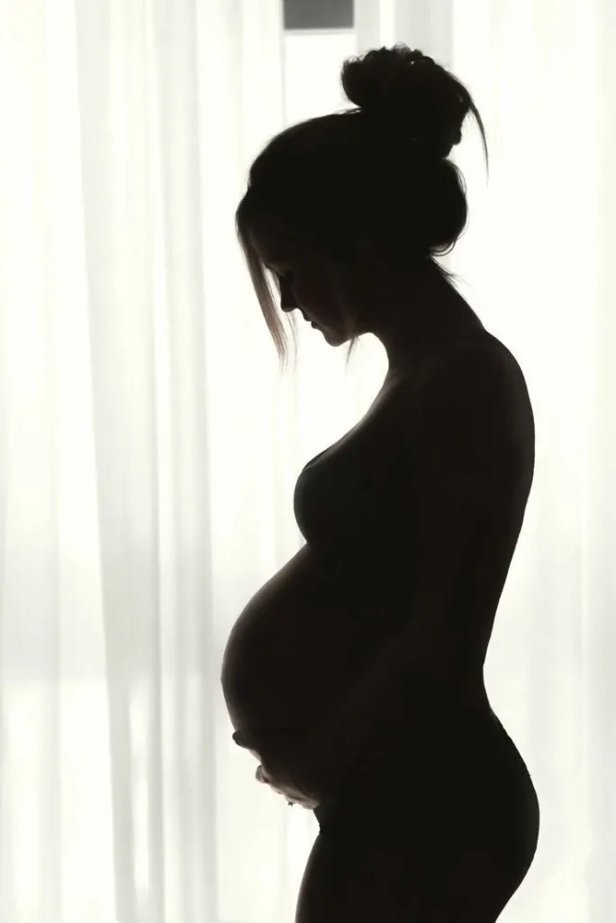 At-home maternity shoot ideas for beautiful pregnancy photography
