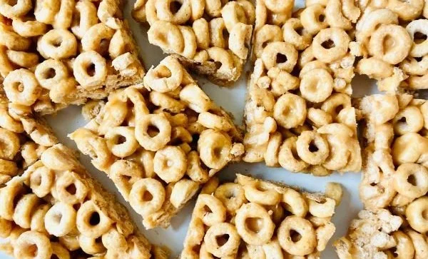 Easy No-Bake Cheerio and Peanut Butter Bars