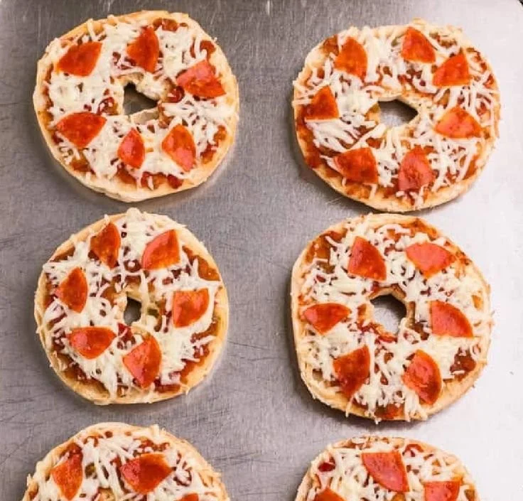 Easy pizza bagels recipe for busy moms and happy kids